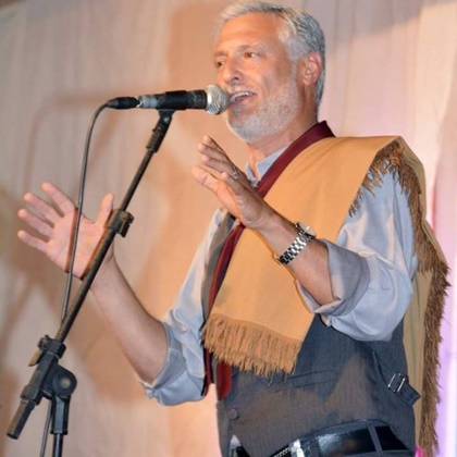 Juan José Martínez: Camionero y cantor popular