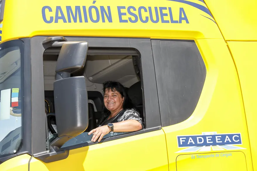 Camioneras: crece la participación de mujeres que ganan en promedio $200.000