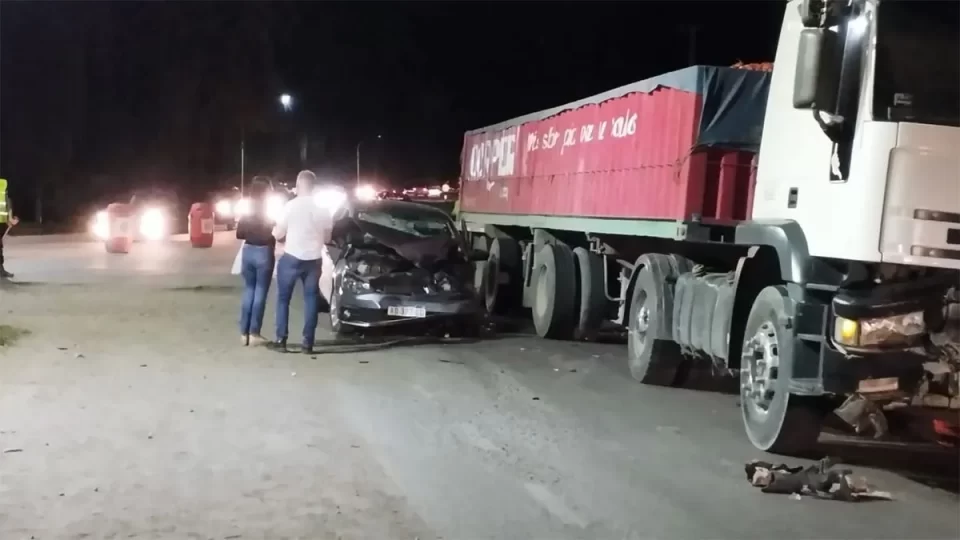 Un auto y un camión chocaron de frente en la Ruta 40 en Tunuyán y no ...