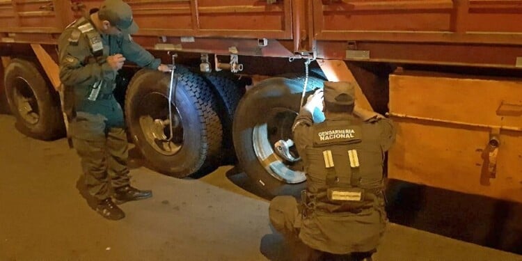 Secuestran camiones con neumáticos de contrabando por casi 140 millones de pesos